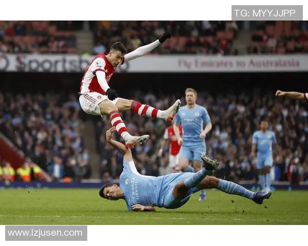 英超球队曼联宣布签约新后卫,将在下场比赛中强强联手夺三分